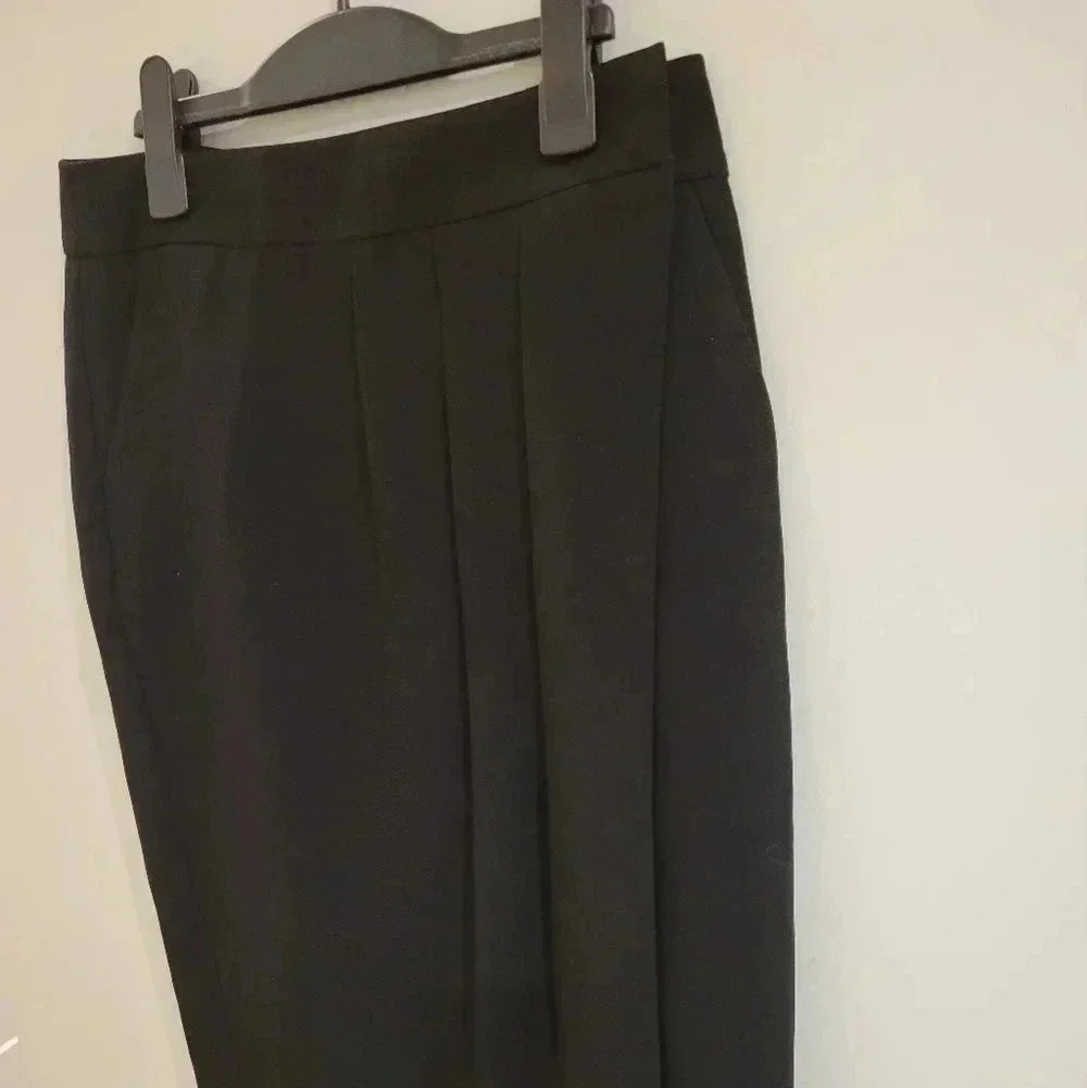 Jones & Co Black Wrap Skirt NWOT size 6